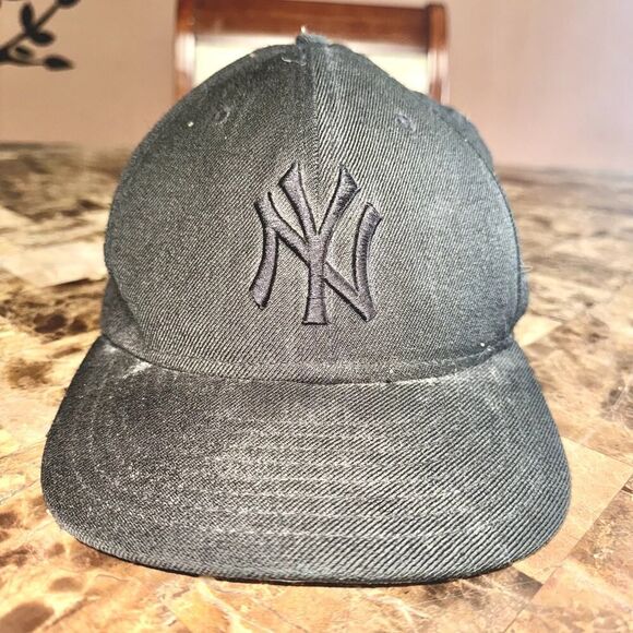 59Fifty MLB New York Yankees Triple Black Mens Fitted Hat Cap Size 8 - Picture 4 of 10